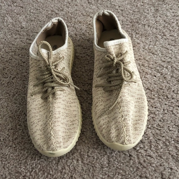 Tennis shoes - Picture 2 of 4